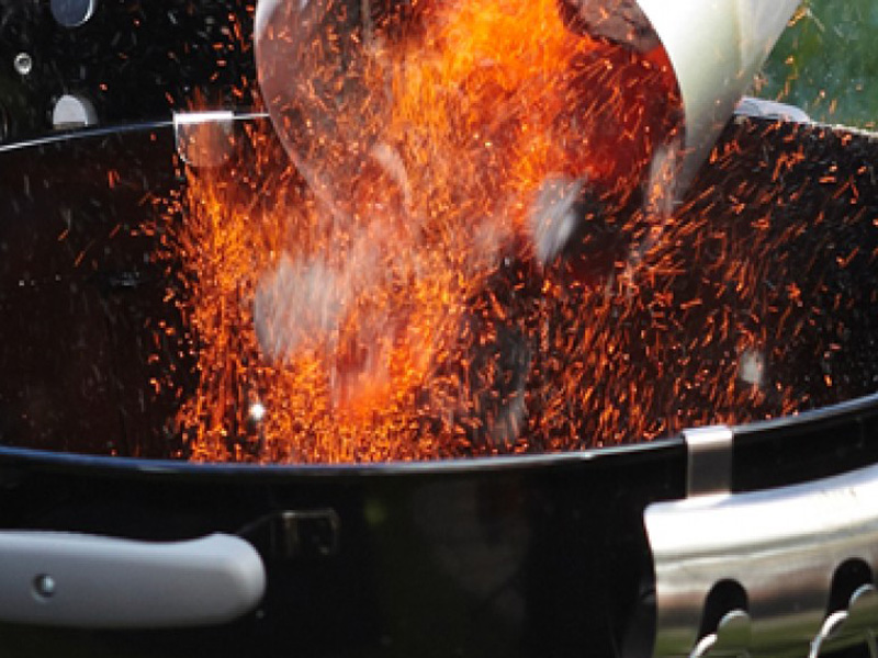 L'accensione pratica e sicura del barbecue a carbone: il cesto accenditore  Il mondo del barbecue